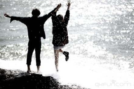 一个人害怕孤独，两个人害怕辜负。 -清新范(Qxfun.com)
